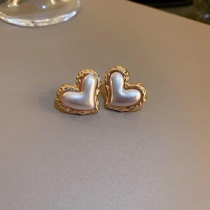 Stainless Steel Heart Shape Pearl Stud Earrings – Gold-Plated Elegant Love Earrings