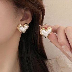Stainless Steel Heart Shape Pearl Stud Earrings – Gold-Plated Elegant Love Earrings