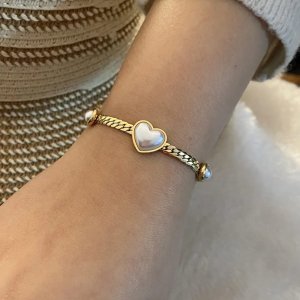 Elegant Gold Chain Bracelet with Heart Pearl Charm – Luxury Inspired Women’s Jewelry