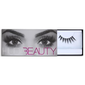Huda Beauty Classic Lash – Monique #03 (Natural Curl & Feline Effect)